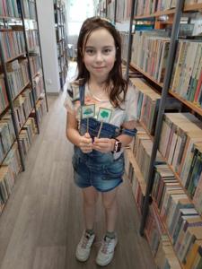 Zdjęcie przedstawia uczestników warsztatów bibliotecznych o tematyce ogrodniczej.  Zdjęcie wykonano na terenie biblioteki.