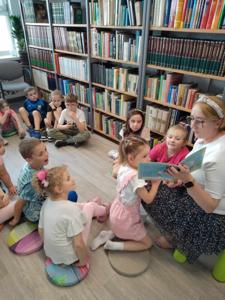 Zdjęcie przedstawia uczestników warsztatów bibliotecznych o tematyce ogrodniczej.  Zdjęcie wykonano na terenie biblioteki.