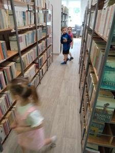 Zdjęcie przedstawia uczestników warsztatów bibliotecznych o tematyce ogrodniczej.  Zdjęcie wykonano na terenie biblioteki.