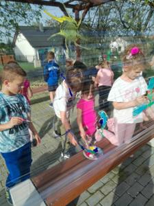 Zdjęcie przedstawia uczestników warsztatów bibliotecznych o tematyce ogrodniczej.  Zdjęcie wykonano na terenie biblioteki.