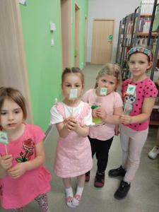 Zdjęcie przedstawia uczestników warsztatów bibliotecznych o tematyce ogrodniczej.  Zdjęcie wykonano na terenie biblioteki.