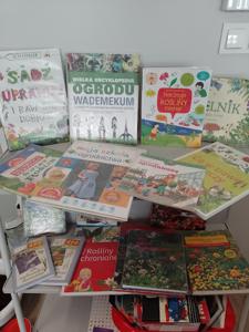 Zdjęcie przedstawia wystawę książek o tematyce ogrodniczej.  Zdjęcie wykonano na terenie biblioteki.
