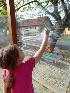 Zdjęcie przedstawia uczestników warsztatów bibliotecznych o tematyce ogrodniczej.  Zdjęcie wykonano na terenie biblioteki.