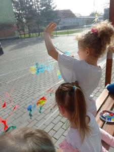 Zdjęcie przedstawia uczestników warsztatów bibliotecznych o tematyce ogrodniczej.  Zdjęcie wykonano na terenie biblioteki.