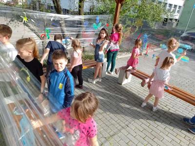 Zdjęcie przedstawia uczestników warsztatów bibliotecznych o tematyce ogrodniczej.  Zdjęcie wykonano na terenie biblioteki.