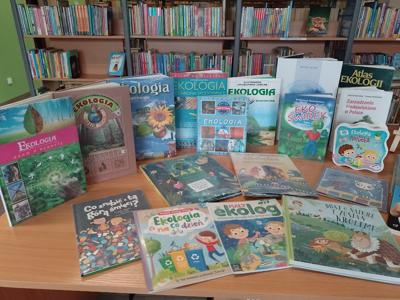 Na zdjęciu znajduje się wystawa książek przygotowana przez pracowników Biblioteki z okazji Dnia Ziemi.  Zdjęcie wykonano w bibliotece.