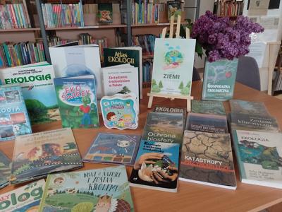 Na zdjęciu znajduje się wystawa książek przygotowana przez pracowników Biblioteki z okazji Dnia Ziemi.  Zdjęcie wykonano w bibliotece.