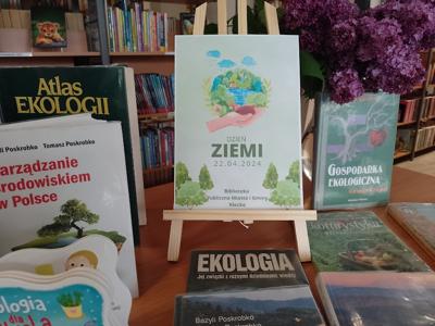 Na zdjęciu znajduje się wystawa książek przygotowana przez pracowników Biblioteki z okazji Dnia Ziemi.  Zdjęcie wykonano w bibliotece.