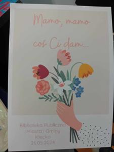 Zdjęcie przedstawia plakat informujący o Dniu Matki.