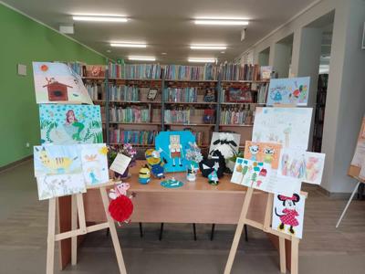 Na zdjęciu znajdują się prace nagrodzone w konkursie plastycznym i literackim. Zdjęcie wykonano w  bibliotece.