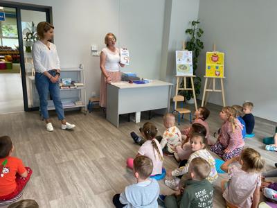 Na zdjęciu znajdują się uczestnicy lekcji bibliotecznej.  Zdjęcie wykonano w bibliotece.