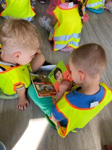 Na zdjęciu znajdują się uczestnicy lekcji bibliotecznej.  Zdjęcie wykonano w bibliotece.