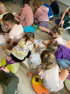 Na zdjęciu znajdują się uczestnicy lekcji bibliotecznej.  Zdjęcie wykonano w bibliotece.