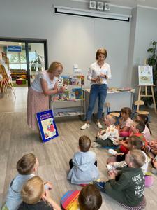 Na zdjęciu znajdują się uczestnicy lekcji bibliotecznej.  Zdjęcie wykonano w bibliotece.