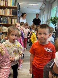 Na zdjęciu znajdują się uczestnicy lekcji bibliotecznej.  Zdjęcie wykonano w bibliotece.