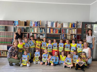 Na zdjęciu znajdują się uczestnicy lekcji bibliotecznej.  Zdjęcie wykonano w bibliotece.