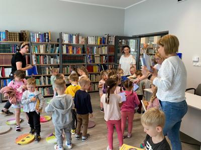 Na zdjęciu znajdują się uczestnicy lekcji bibliotecznej.  Zdjęcie wykonano w bibliotece.