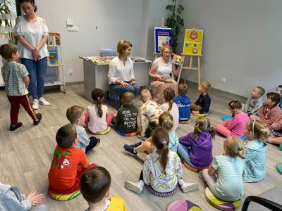 Na zdjęciu znajdują się uczestnicy lekcji bibliotecznej.  Zdjęcie wykonano w bibliotece.