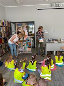 Na zdjęciu znajdują się uczestnicy lekcji bibliotecznej.  Zdjęcie wykonano w bibliotece.