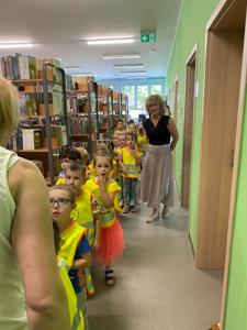 Na zdjęciu znajdują się uczestnicy lekcji bibliotecznej.  Zdjęcie wykonano w bibliotece.