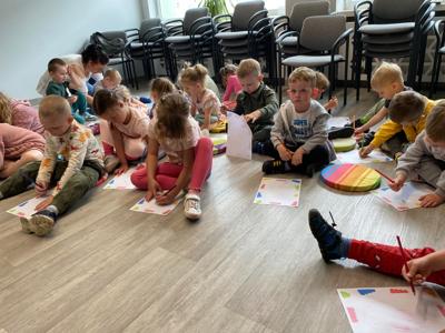 Na zdjęciu znajdują się uczestnicy lekcji bibliotecznej.  Zdjęcie wykonano w bibliotece.