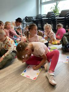 Na zdjęciu znajdują się uczestnicy lekcji bibliotecznej.  Zdjęcie wykonano w bibliotece.