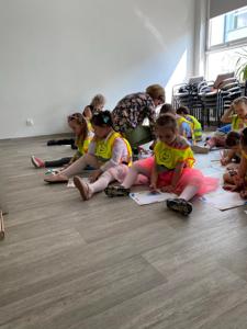 Na zdjęciu znajdują się uczestnicy lekcji bibliotecznej.  Zdjęcie wykonano w bibliotece.