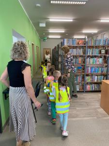 Na zdjęciu znajdują się uczestnicy lekcji bibliotecznej.  Zdjęcie wykonano w bibliotece.