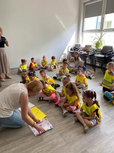 Na zdjęciu znajdują się uczestnicy lekcji bibliotecznej.  Zdjęcie wykonano w bibliotece.