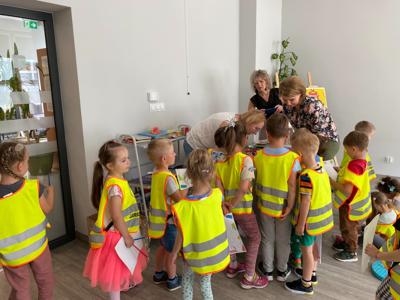 Na zdjęciu znajdują się uczestnicy lekcji bibliotecznej.  Zdjęcie wykonano w bibliotece.