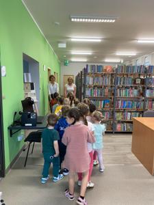 Na zdjęciu znajdują się uczestnicy lekcji bibliotecznej.  Zdjęcie wykonano w bibliotece.
