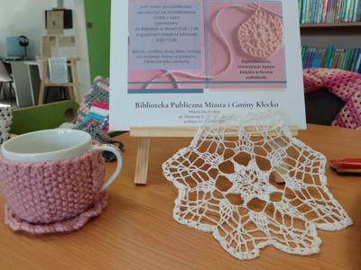 Zdjęcie przedstawia wyroby szydełkowe. Zdjęcie wykonano w bibliotece.