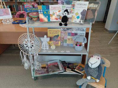 Zdjęcie przedstawia wyroby szydełkowe. Zdjęcie wykonano w bibliotece.