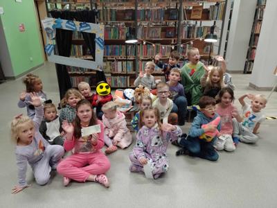 Zdjęcie przedstawia uczestników Nocy Bibliotek. Zdjęcie wykonano w Bibliotece.