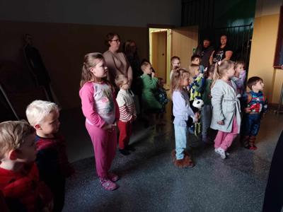 Zdjęcie przedstawia uczestników Nocy Bibliotek. Zdjęcie wykonano w Bibliotece.