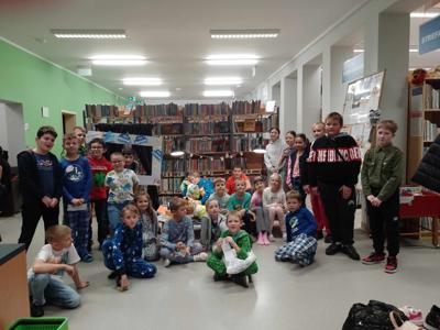 Zdjęcie przedstawia uczestników Nocy Bibliotek. Zdjęcie wykonano w Bibliotece.