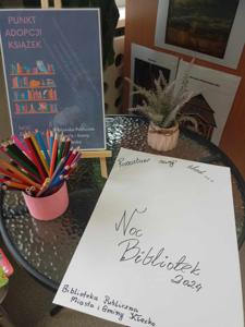 Zdjęcie przedstawia elementy wystroju z okazji Nocy Bibliotek.