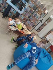 Zdjęcie przedstawia uczestników Nocy Bibliotek. Zdjęcie wykonano w Bibliotece.