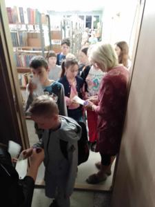 Zdjęcie przedstawia uczestników Nocy Bibliotek. Zdjęcie wykonano w Bibliotece.