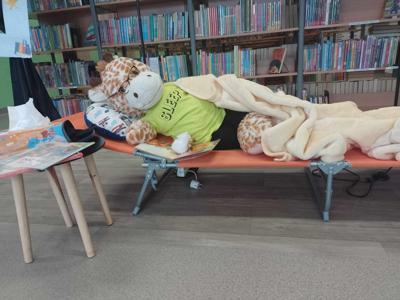 Zdjęcie przedstawia elementy wystroju z okazji Nocy Bibliotek.