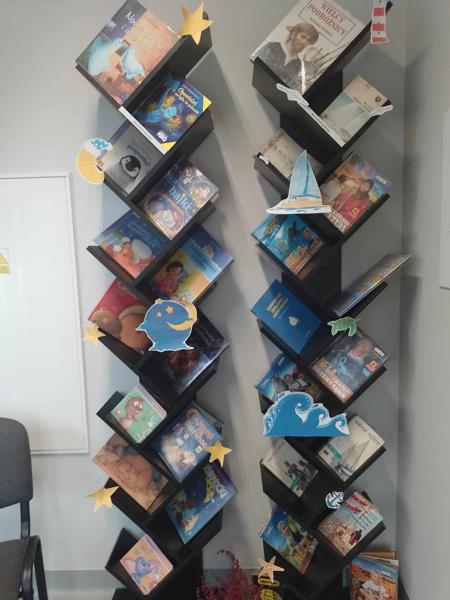 Zdjęcie przedstawia elementy wystroju z okazji Nocy Bibliotek.