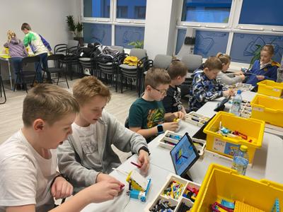 Zdjęcie przestawia uczestników zajęć Zabawa i Programowanie. Zdjęcie wykonano w Bibliotece.
