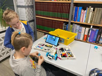 Zdjęcie przestawia uczestników zajęć Zabawa i Programowanie. Zdjęcie wykonano w Bibliotece.