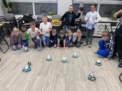 Zdjęcie przestawia uczestników zajęć Zabawa i Programowanie. Zdjęcie wykonano w Bibliotece.
