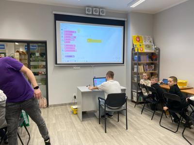 Zdjęcie przestawia uczestników zajęć Zabawa i Programowanie. Zdjęcie wykonano w Bibliotece.