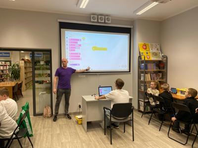 Zdjęcie przestawia uczestników zajęć Zabawa i Programowanie. Zdjęcie wykonano w Bibliotece.