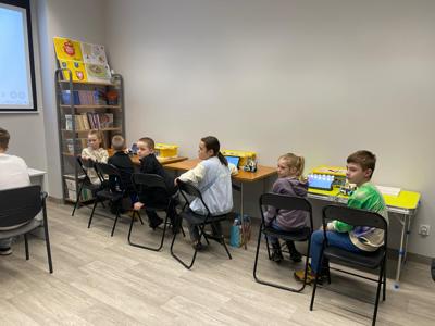 Zdjęcie przestawia uczestników zajęć Zabawa i Programowanie. Zdjęcie wykonano w Bibliotece.