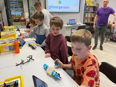 Zdjęcie przestawia uczestników zajęć Zabawa i Programowanie. Zdjęcie wykonano w Bibliotece.