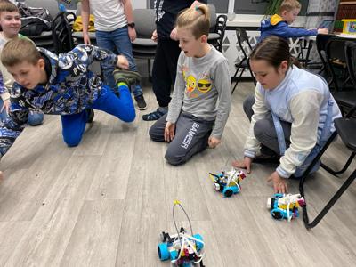 Zdjęcie przestawia uczestników zajęć Zabawa i Programowanie. Zdjęcie wykonano w Bibliotece.