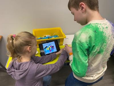 Zdjęcie przestawia uczestników zajęć Zabawa i Programowanie. Zdjęcie wykonano w Bibliotece.
